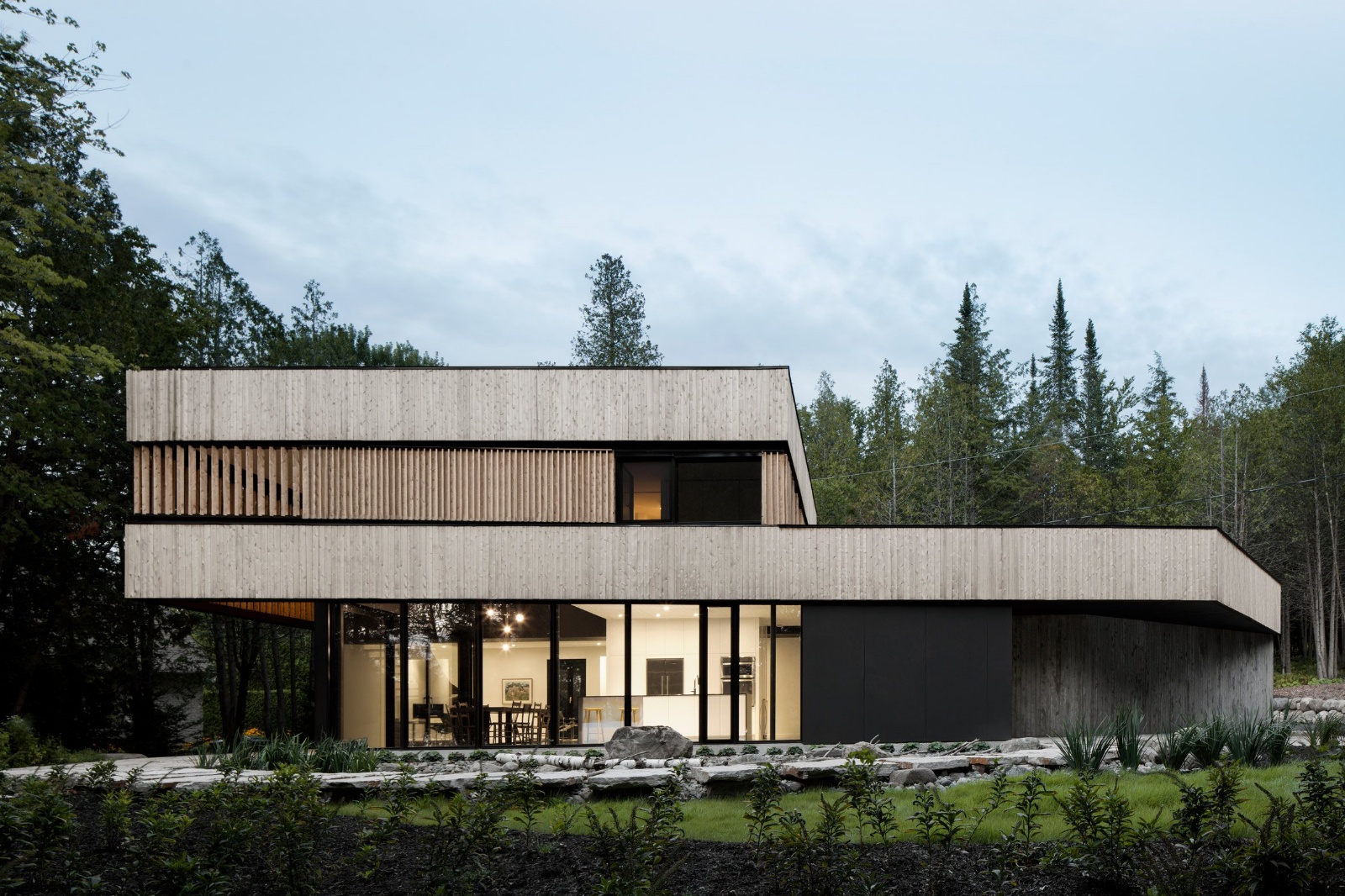 maison-sur-le-lac-acdf-architecture-residential_dezeen_2364_col_3.jpg