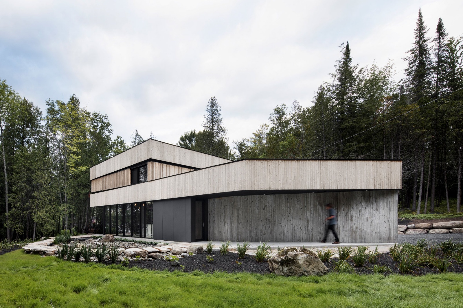 maison-sur-le-lac-acdf-architecture-residential_dezeen_2364_col_2.jpg