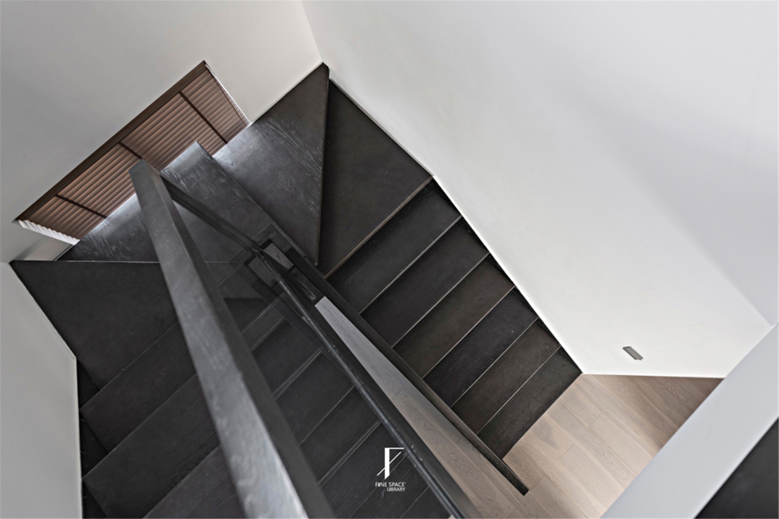 35 除木板的厚度带来不同脚感、与抓纹深浅的防滑性考究...设计师认为，空间自身与楼梯已自带几何美学，无需再度“设计与雕琢”。.jpg